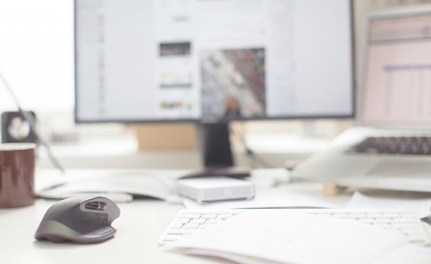 Session de travail en petit groupe sur l'analyse de tableaux de bord financiers