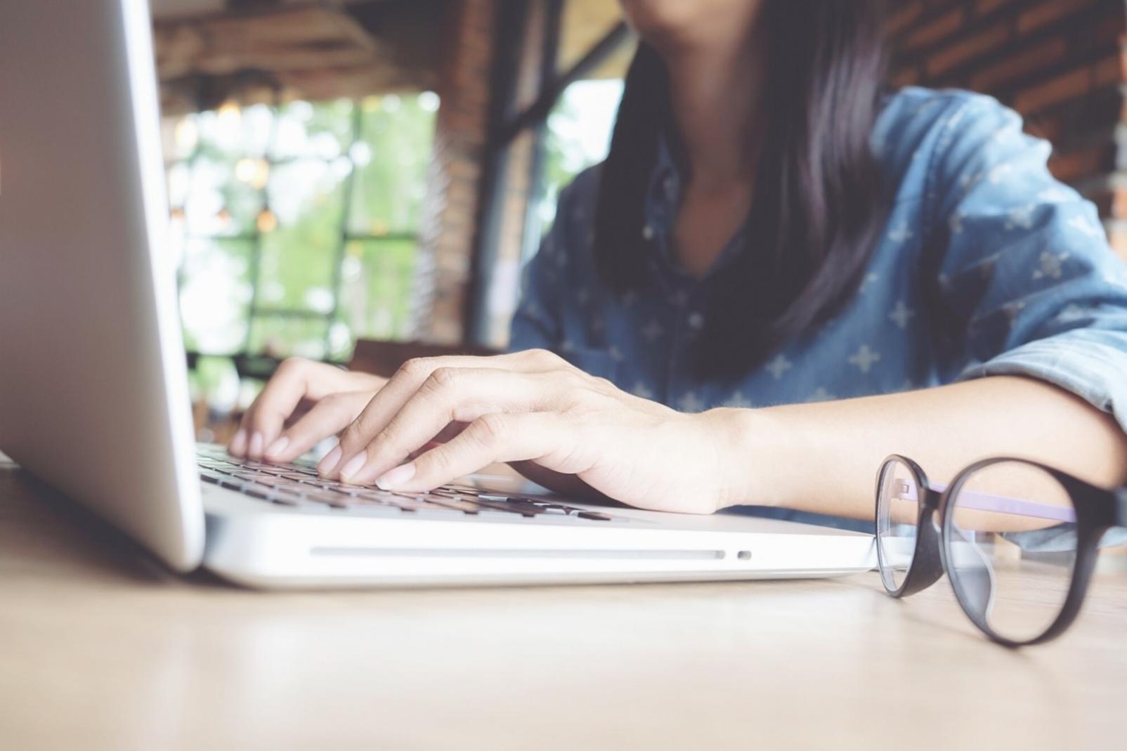 Espace de formation avec documents financiers et outils pédagogiques