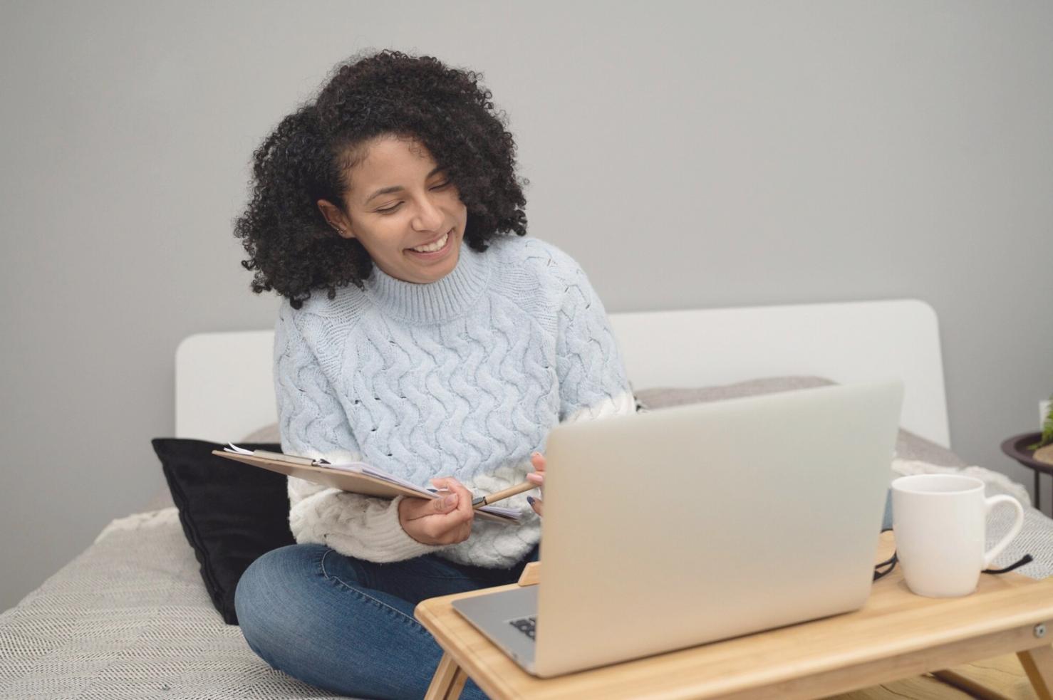 Espace de travail collaboratif avec documentation financière et supports pédagogiques