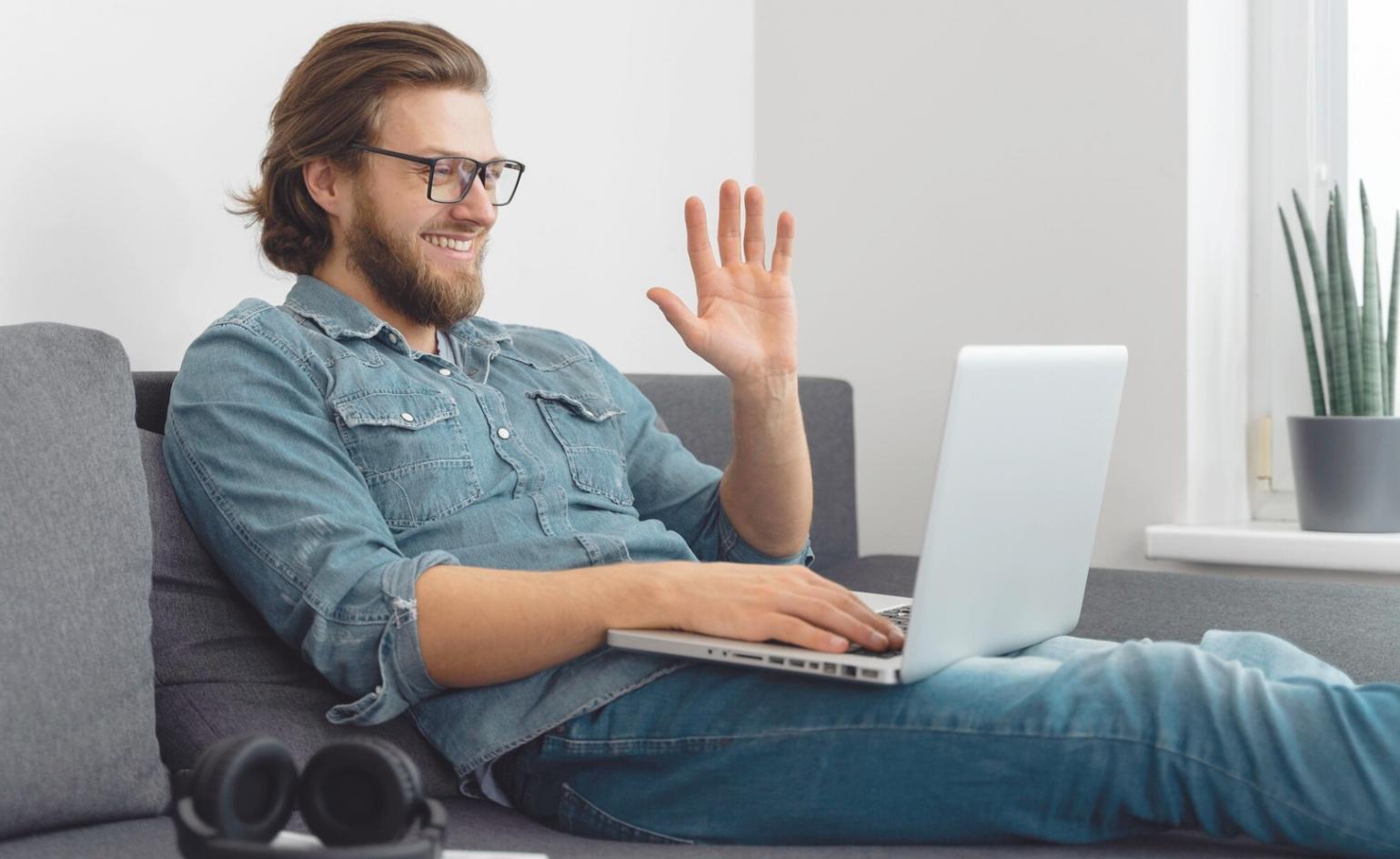 Réunion collaborative entre partenaires financiers discutant de méthodes comptables