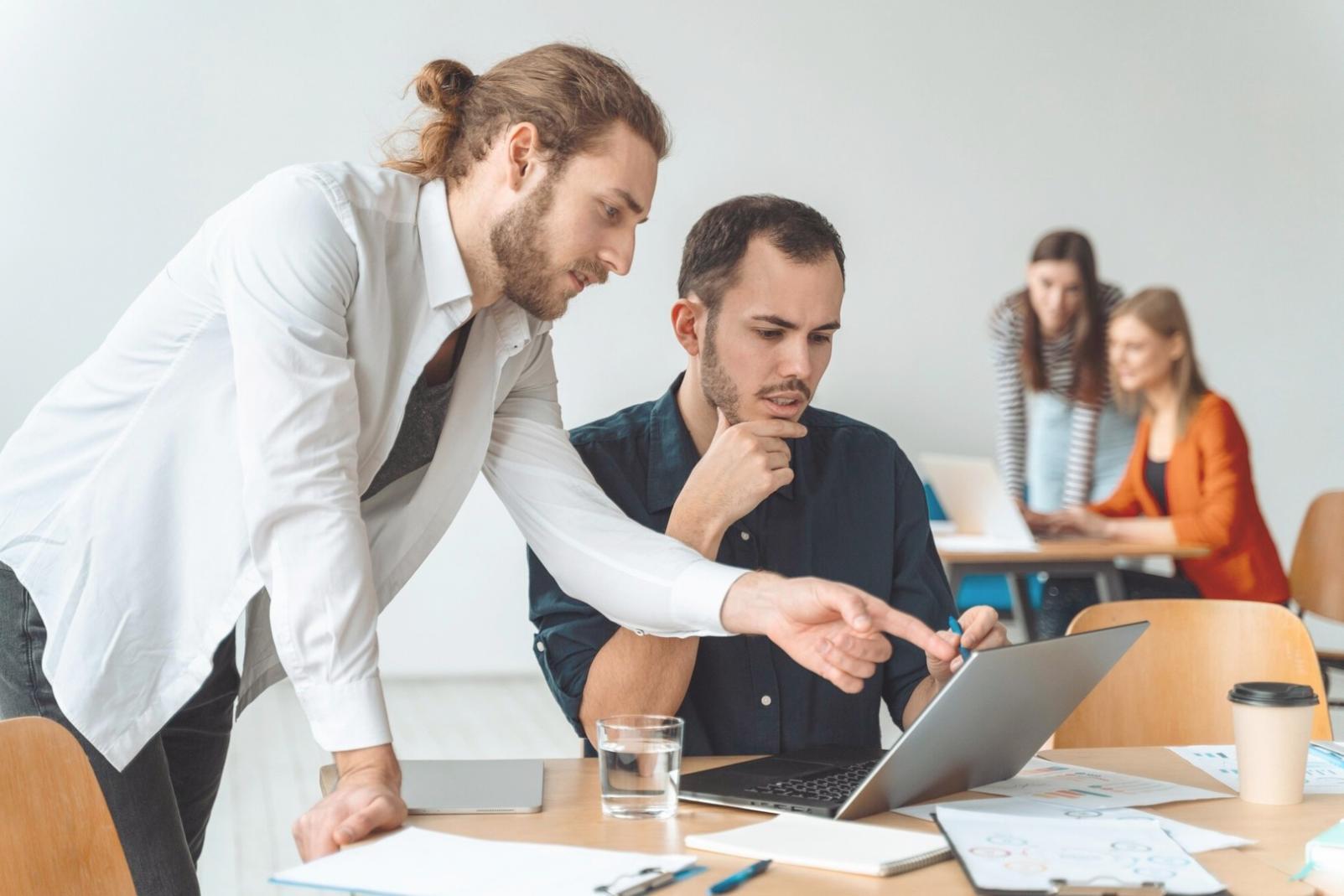 Espace de travail organisé avec documents financiers